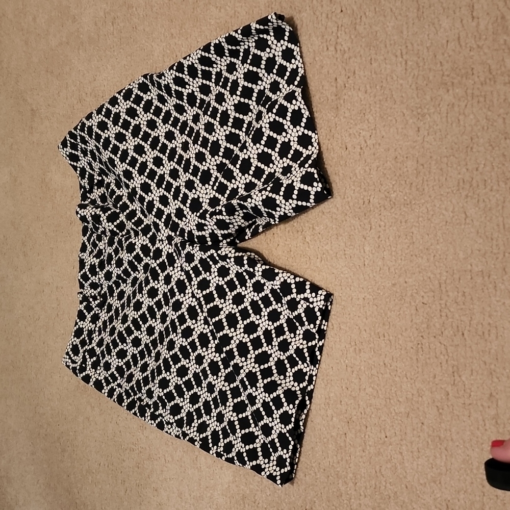 Talbots Black & White Perfect Short - Gently Loved, size 8P
